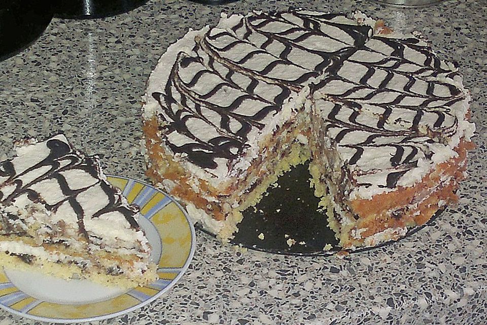 Sahnetorte mit weißer Schokolade