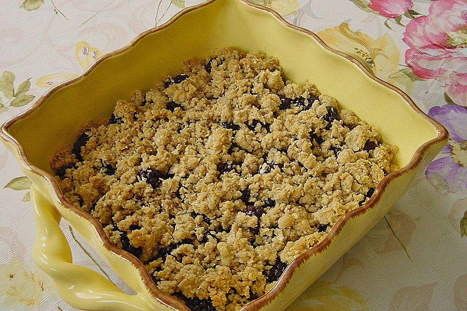 Brombeeren aus dem Ofen mit einer Streuseldecke