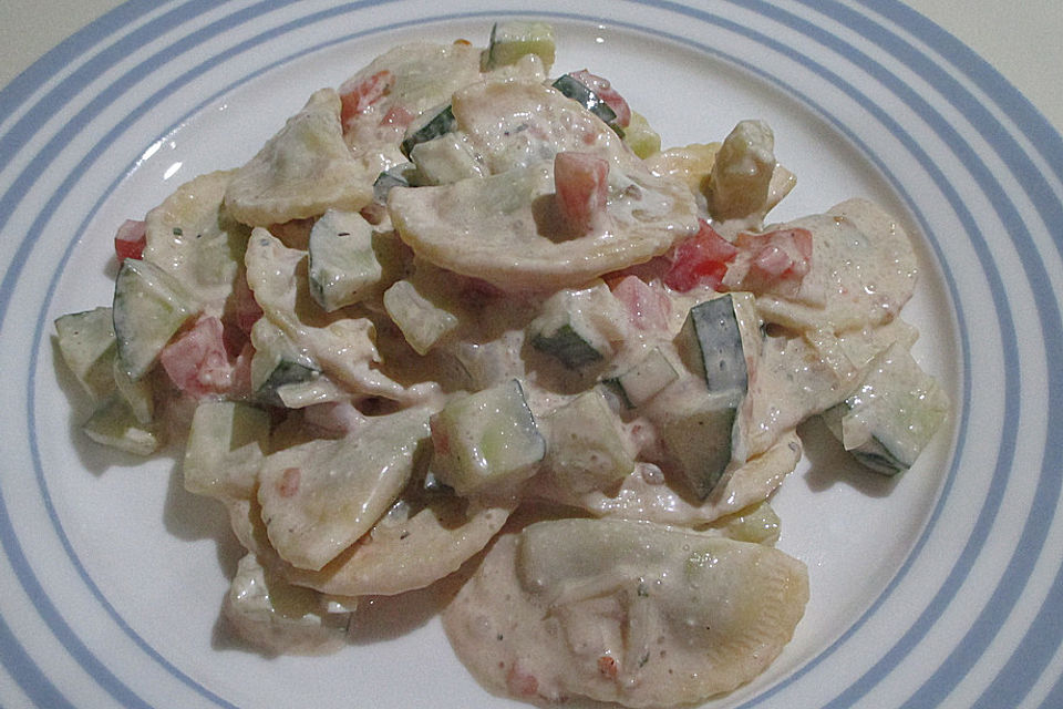 Schneller Tortellinisalat mit Tomaten und Gurken