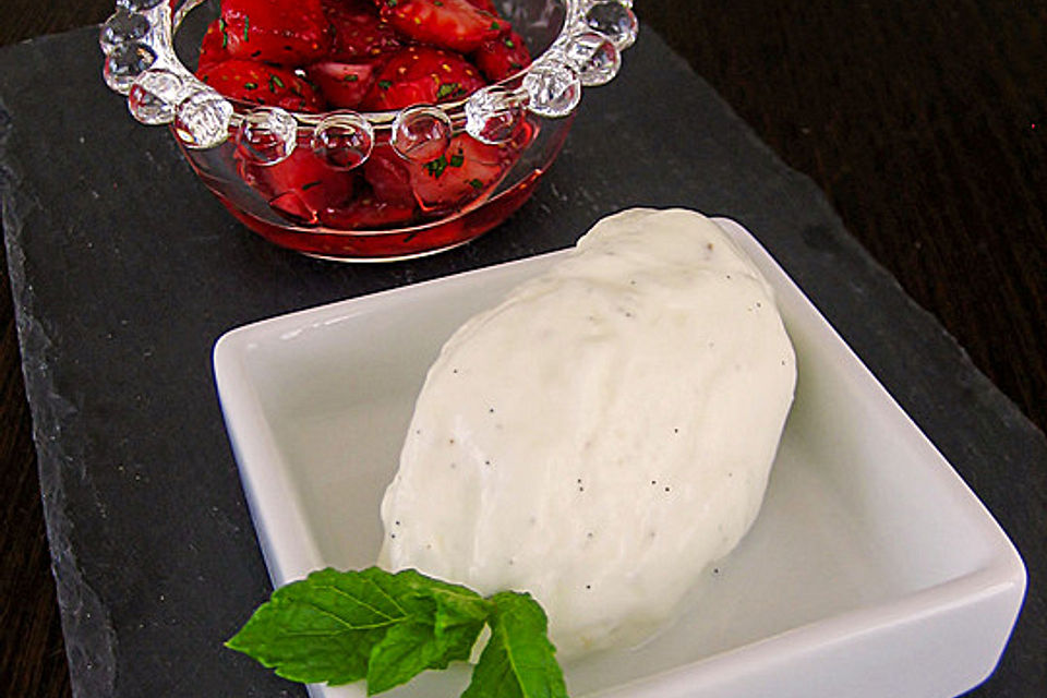 Holunderblüten-Mousse mit Erdbeer-Minzragout