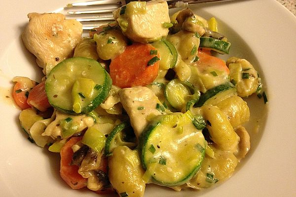 Bunte Gemüsepfanne mit Hähnchenbrustfilet und Gnocchi von dieter1954 ...