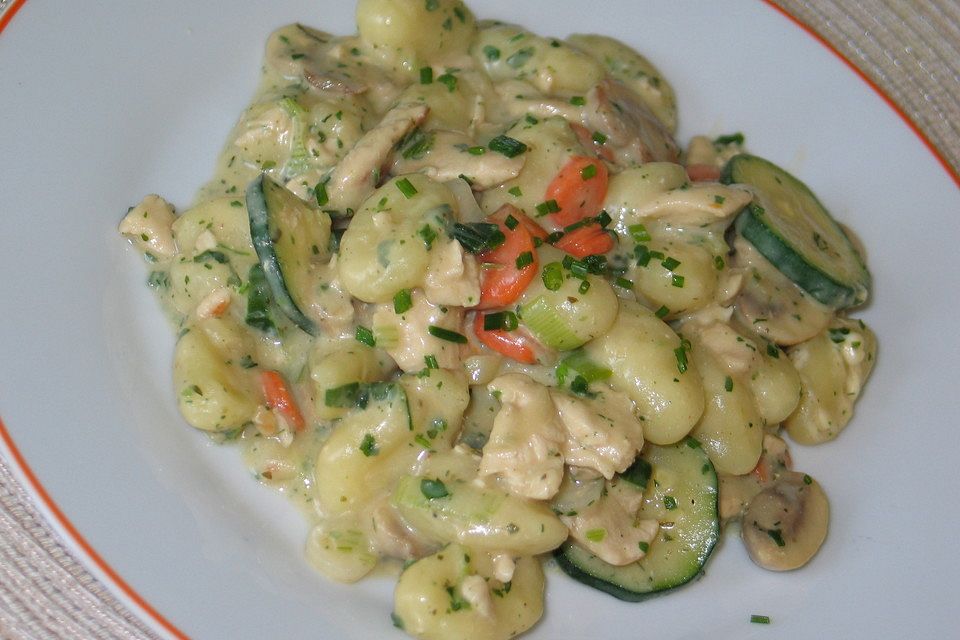 Bunte Gemüsepfanne mit Hähnchenbrustfilet und Gnocchi