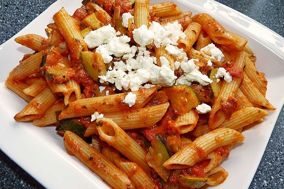 Penne mit Tomaten-Zucchini-Schafskäse Sauce