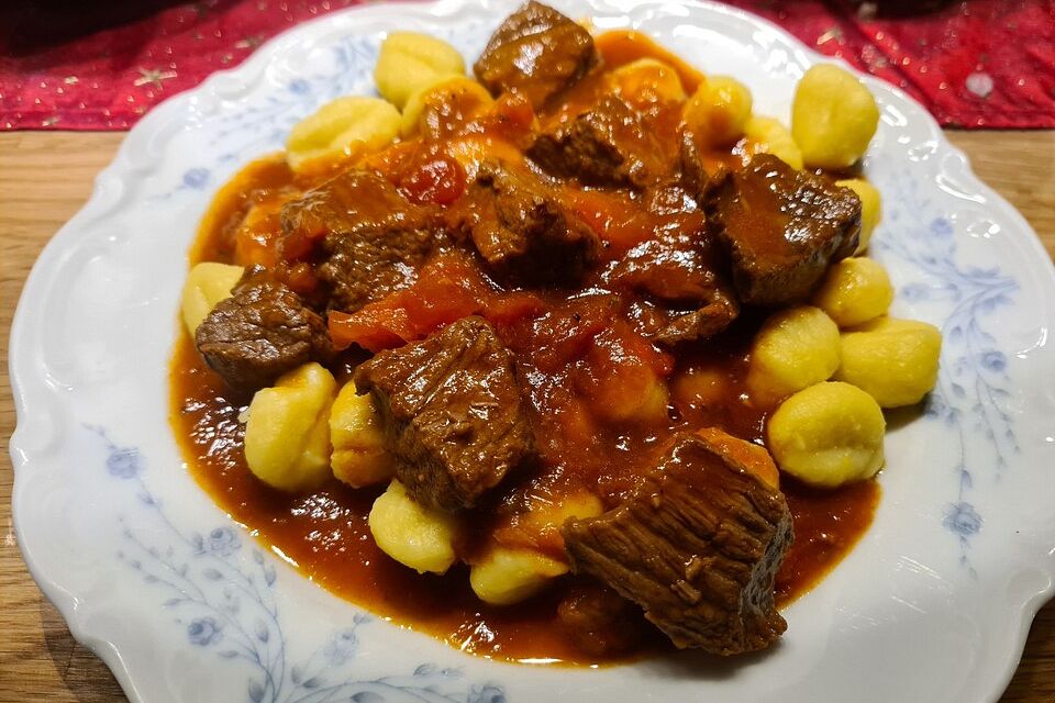 Stifado - griechischer Rindfleisch- und Zwiebeleintopf