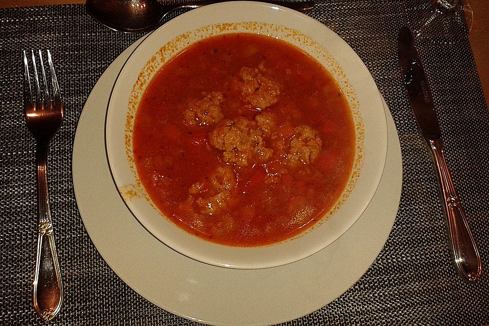 Tomaten - Paprikasuppe mit Teewurst - Zwiebelbällchen