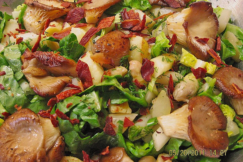 Spargelsalat mit Austernpilzen und Schinkensegeln