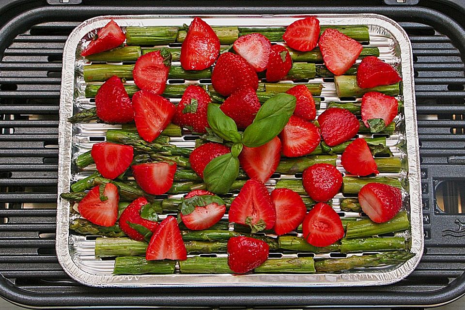 Grüner Spargel mit Erdbeeren gegrillt