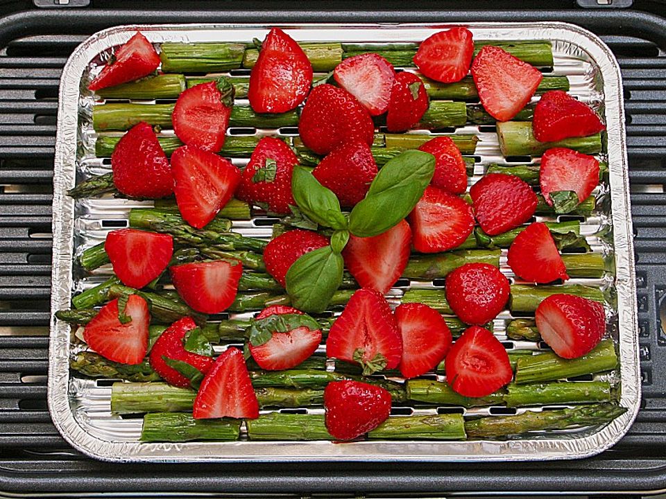 Grüner Spargel mit Erdbeeren gegrillt von gs_pe| Chefkoch