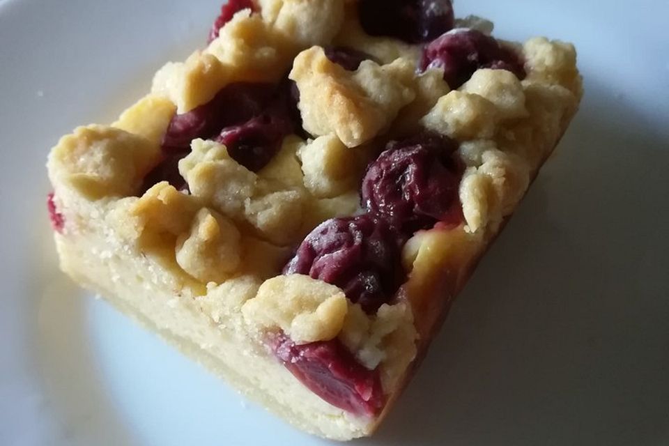 Käsekuchen mit Kirschen und Streuseln