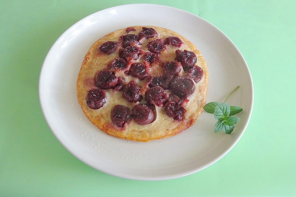 Eierkuchen mit Quark und Kirschen aus dem Glas