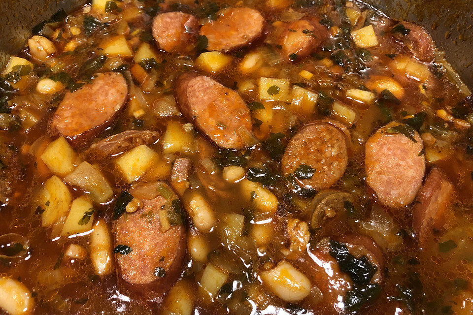 Judias con chorizo - spanischer Bohneneintopf