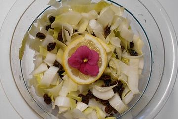 Chicoreesalat mit Zucker und Zitrone