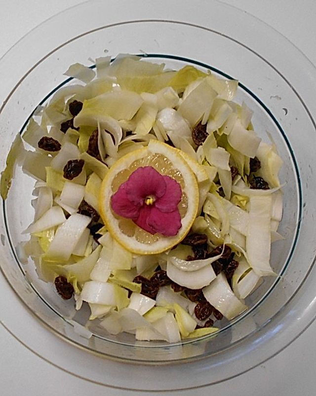 Chicoreesalat mit Zucker und Zitrone