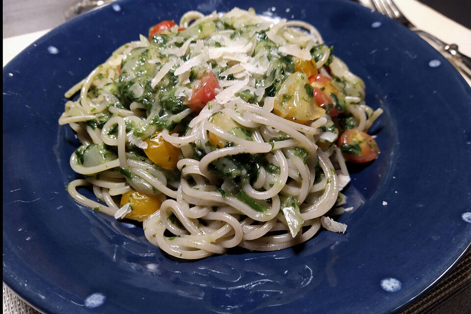 Spaghetti mit Spinat-Tomaten Sauce