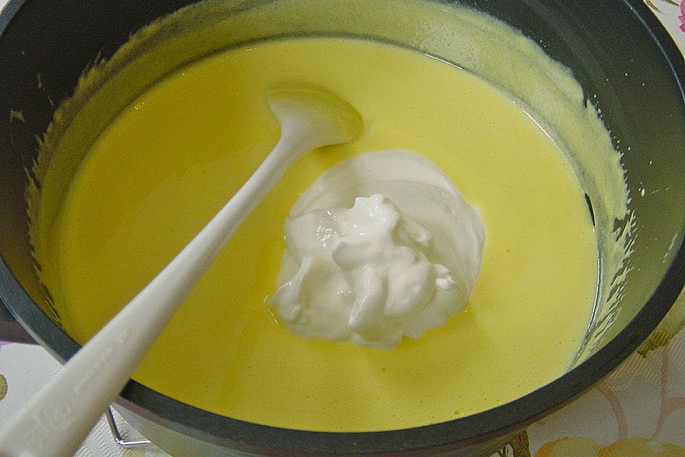 Cremiges Eis mit Zitronengeschmack