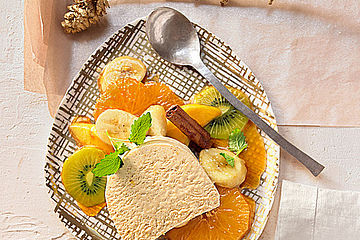 Zimtparfait mit Früchten in weihnachtlicher Karamellsoße