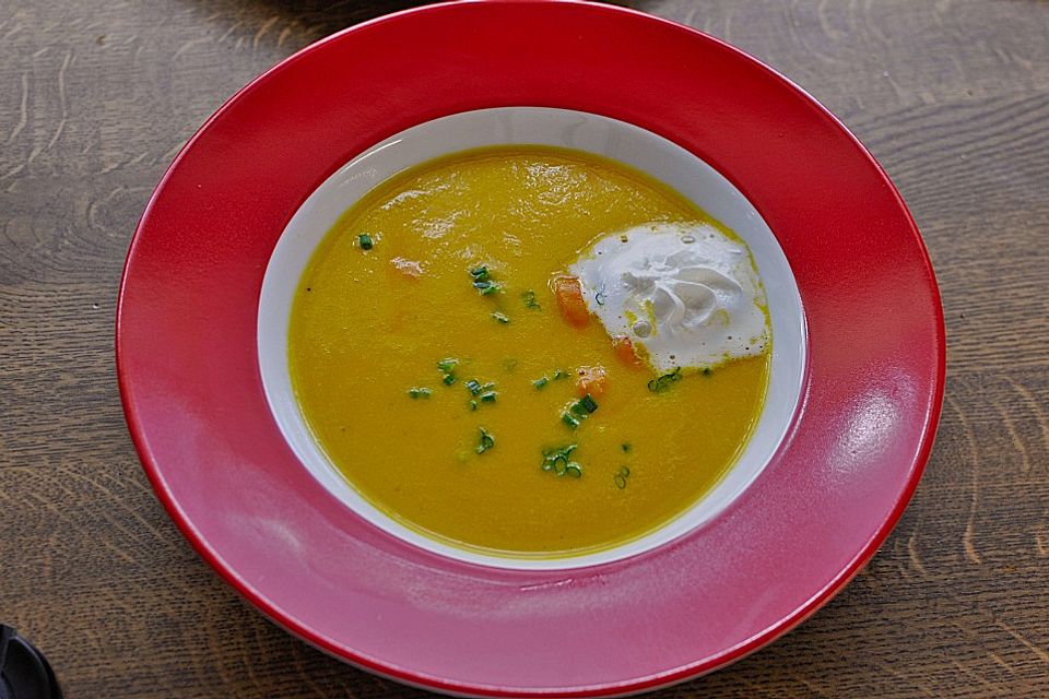 Möhrencremesuppe mit Räucherlachs