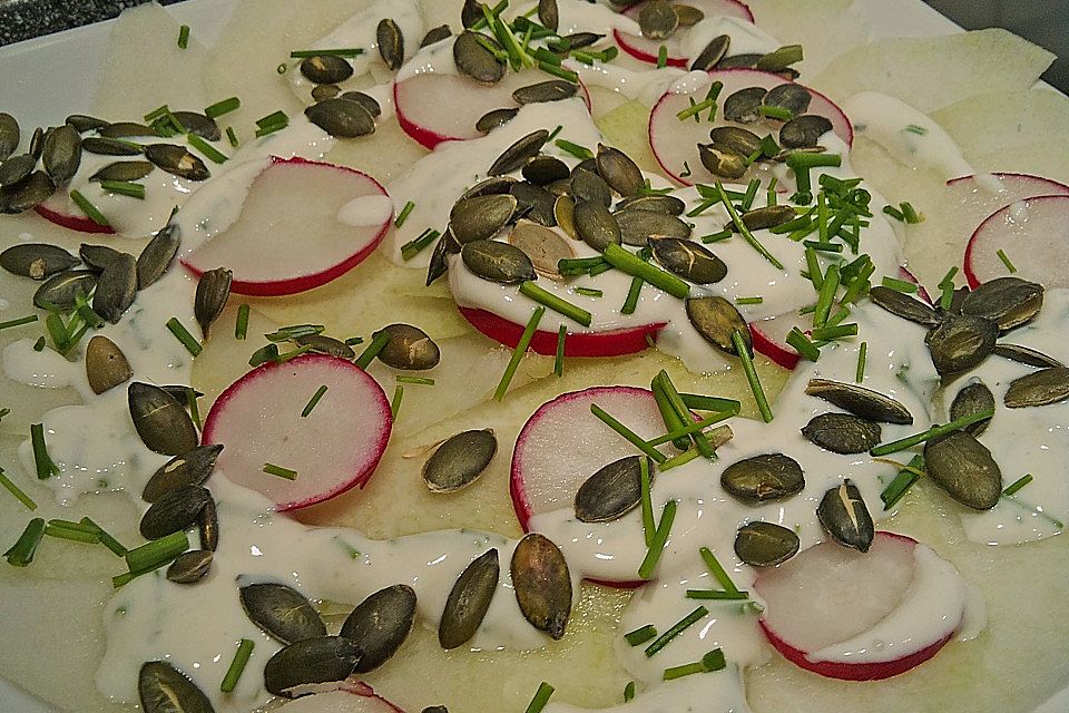 Kohlrabi-Radieschen-Rohkost mit Schnittlauch-Joghurt-Sauce