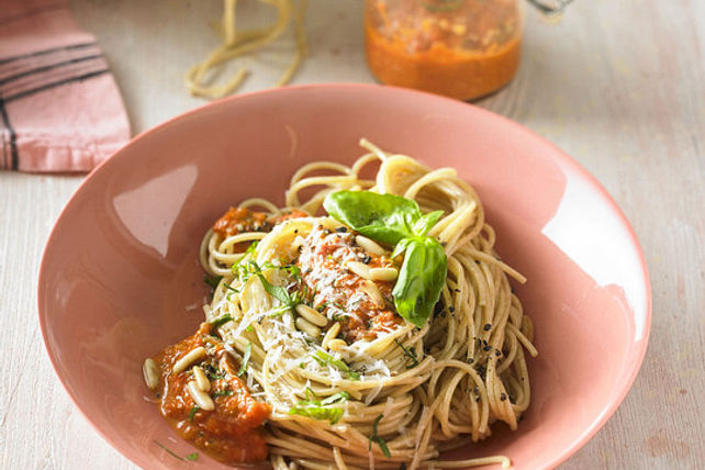 Vollkornspaghetti mit Paprikapesto von purple_sail| Chefkoch