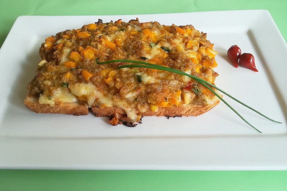 Toast mit Topping aus Hackfleisch, Paprika und Käse