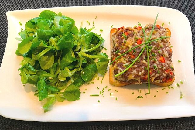Toast mit Topping aus Hackfleisch, Paprika und Käse von lexika3636 ...