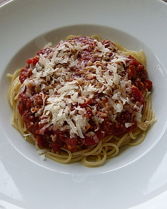 Spaghetti in Tomaten-Muschel-Sauce