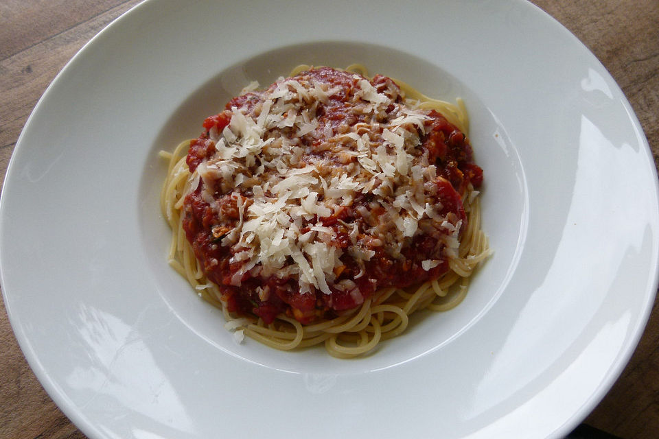 Spaghetti in Tomaten-Muschel-Sauce