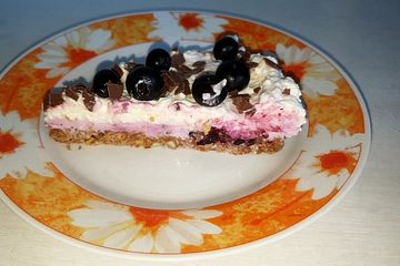 Heidelbeer-Cheesecake auf Knusperboden