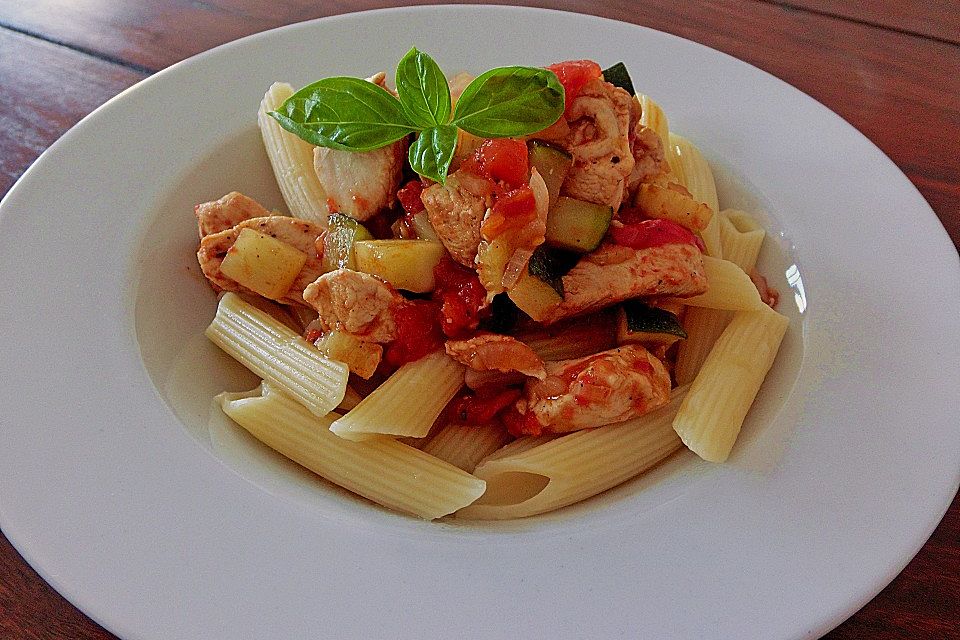 Hähnchengeschnetzeltes mit Zucchini und frischen Tomatenstücken