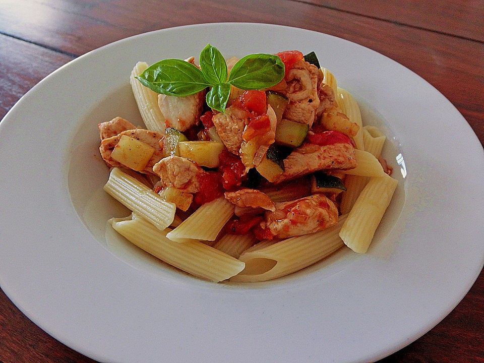 Hähnchengeschnetzeltes mit Zucchini und frischen Tomatenstücken von ...