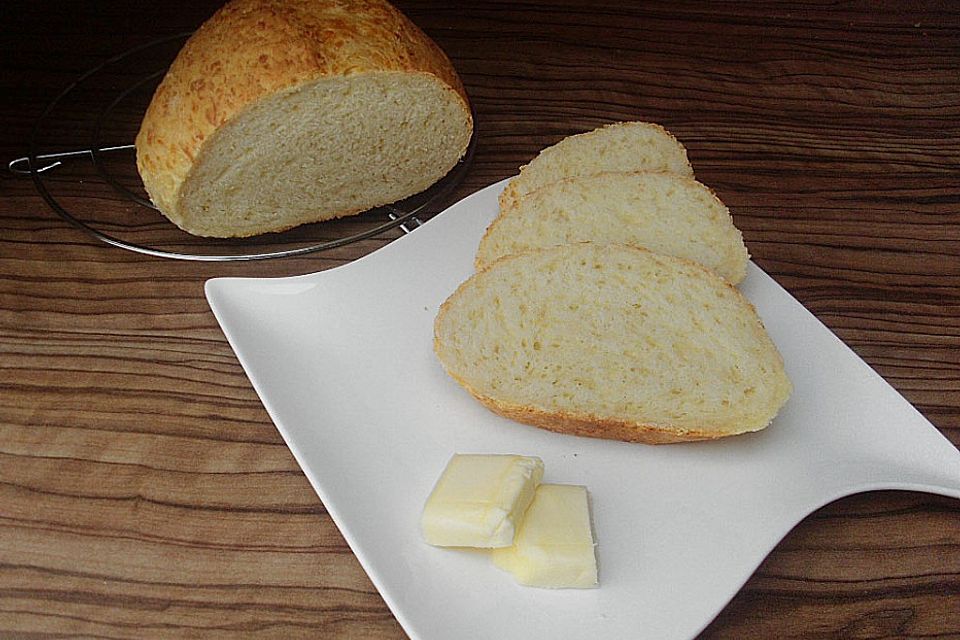 Brot mit Grieß und drei Sorten Käse