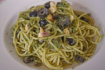Gebratene Nudeln mit Cashewnüssen und Oliven an grünem Pesto