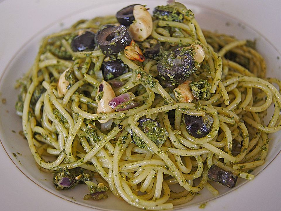 Gebratene Nudeln mit Cashewnüssen und Oliven an grünem Pesto von ...