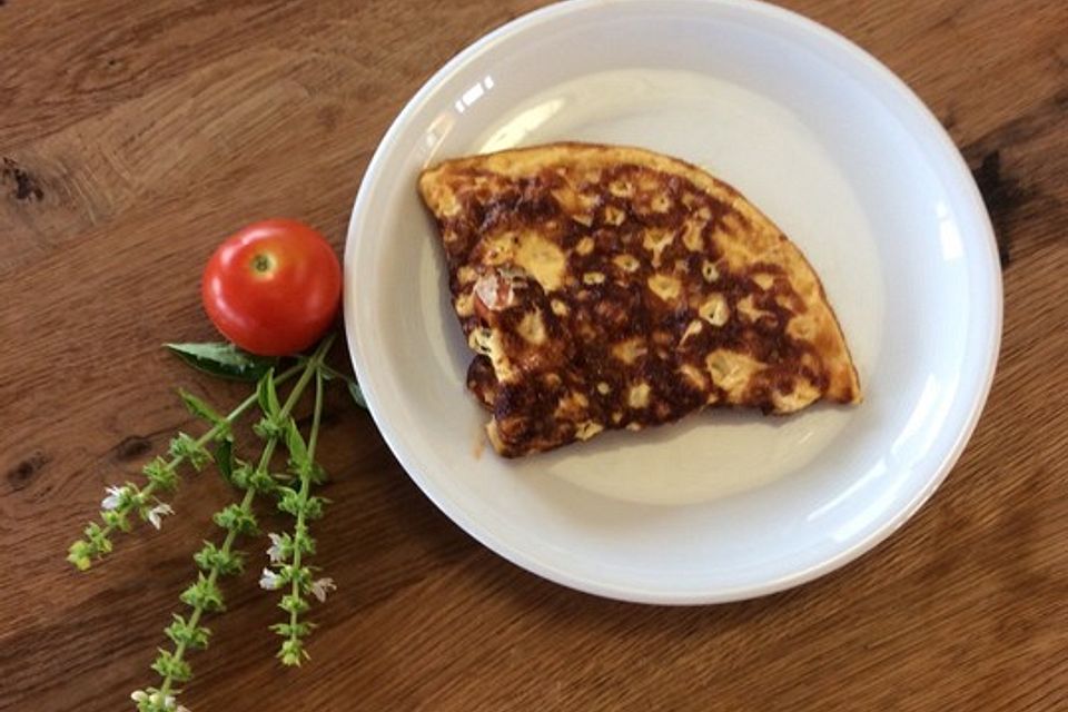 Omelette mit Käse, Tomaten und Basilikum