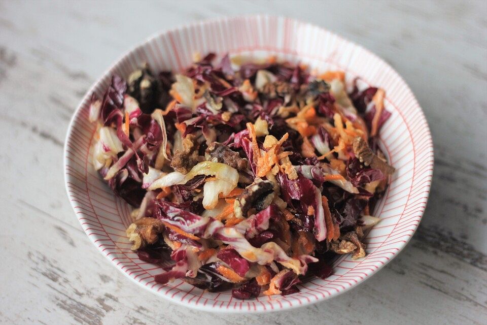 Radicchiosalat mit Möhre, Apfel und Sonnenblumenkernen