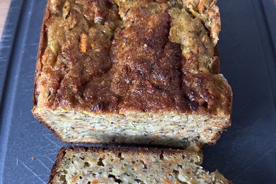 Saftiger Zucchini-Karotten Kuchen