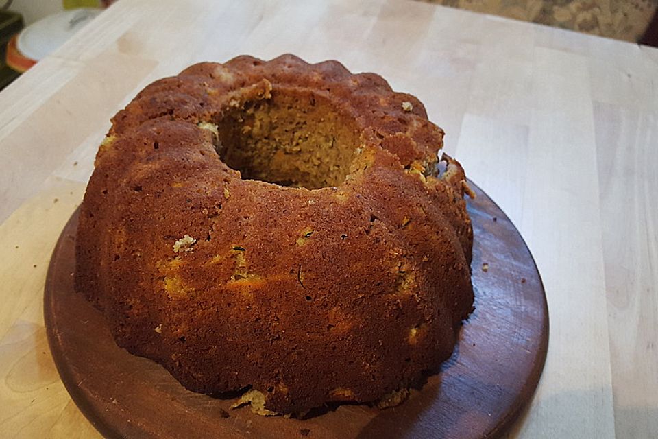 Saftiger Zucchini-Karotten Kuchen