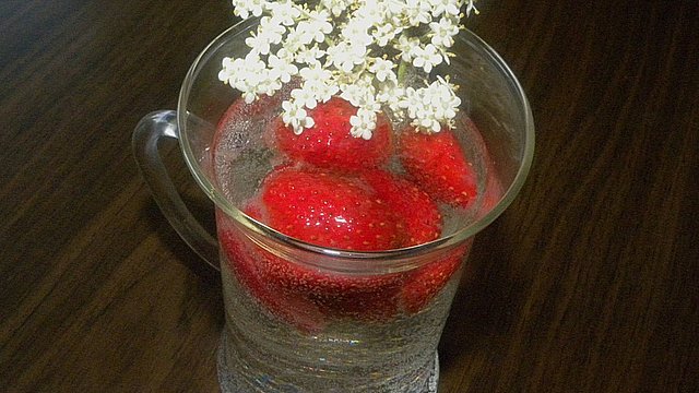 Holunderblüten - Bowle mit Erdbeeren von Merceile