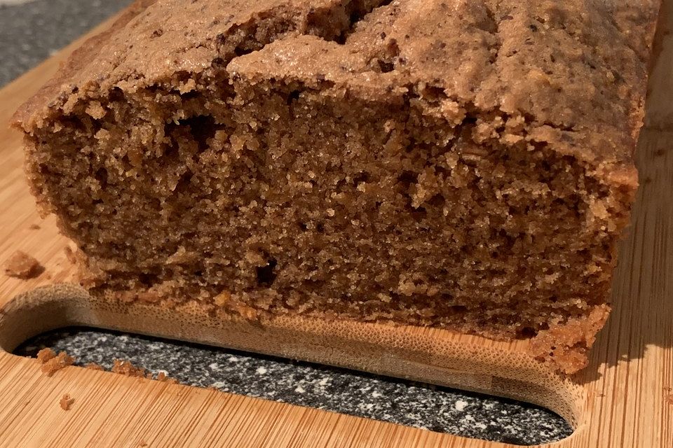 Schokoladenkuchen mit Karotten und Apfel