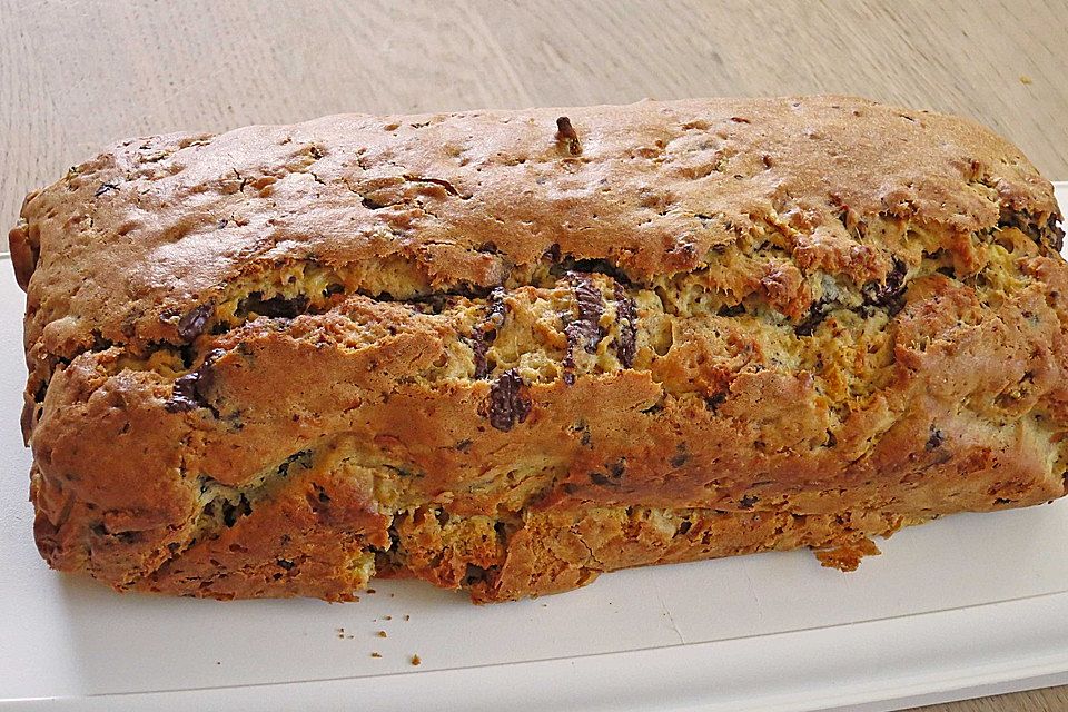 Schokoladenkuchen mit Karotten und Apfel