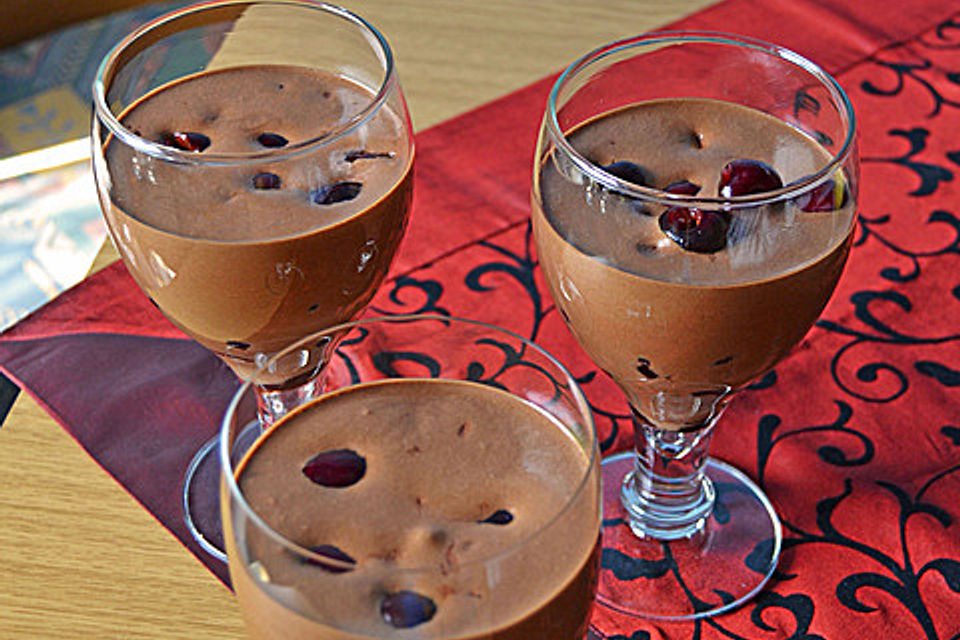 Mousse au Chocolat mit Süßkirschen