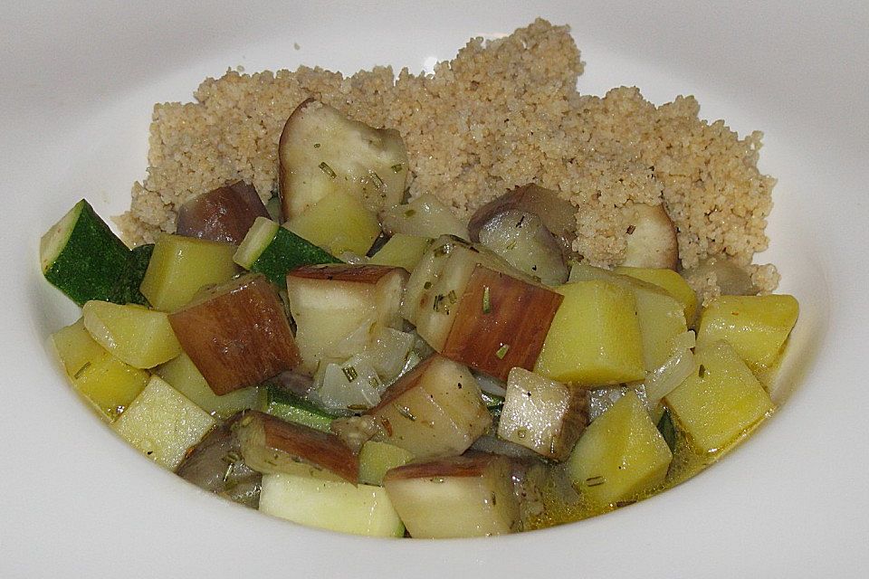 Kartoffel - Auberginen - Zucchinipfanne mit Couscous