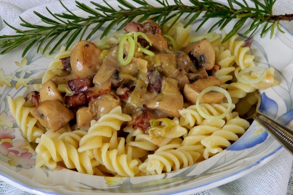 Nudeln mit cremiger Champignon - Lauch - Soße