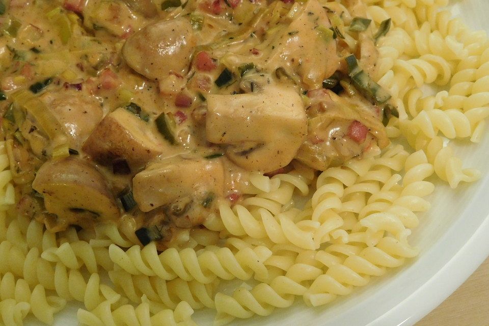 Nudeln mit cremiger Champignon - Lauch - Soße