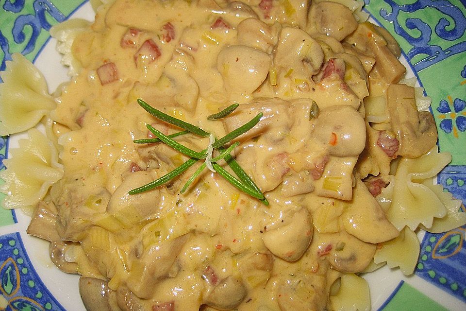 Nudeln mit cremiger Champignon - Lauch - Soße