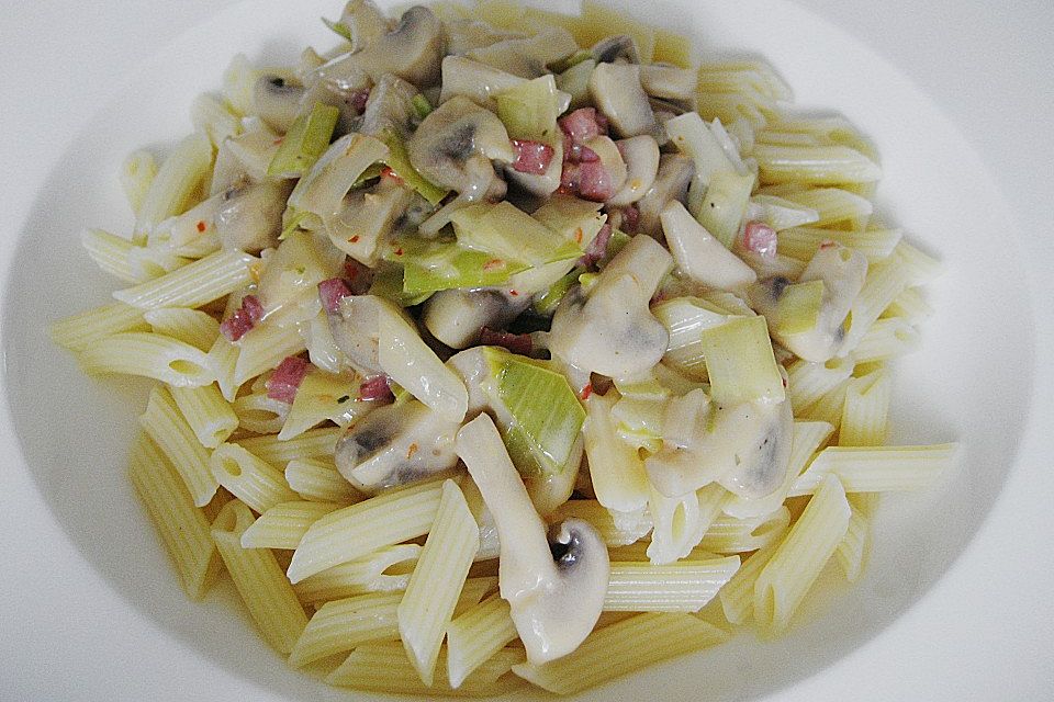 Nudeln mit cremiger Champignon - Lauch - Soße