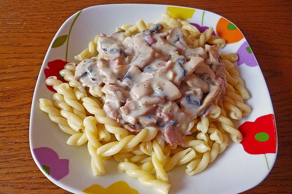 Nudeln mit cremiger Champignon - Lauch - Soße