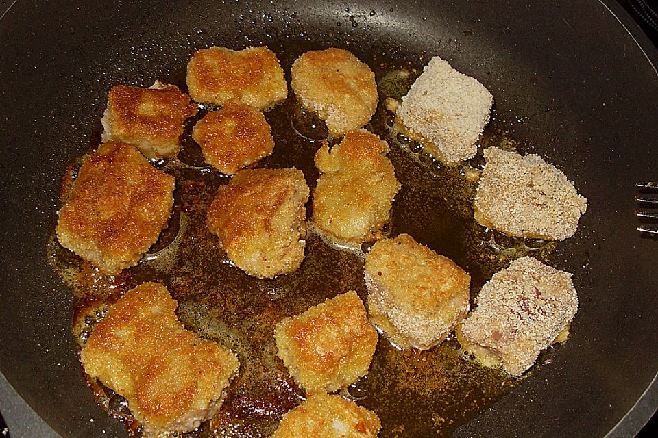 Paniertes Gulasch in Zwiebelsahnesoße