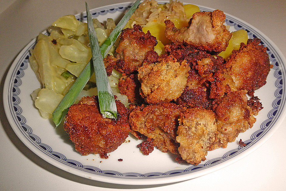 Paniertes Gulasch in Zwiebelsahnesoße