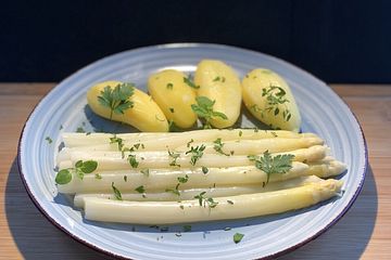 Spargel mit geschmolzener Butter und Frühkartoffeln